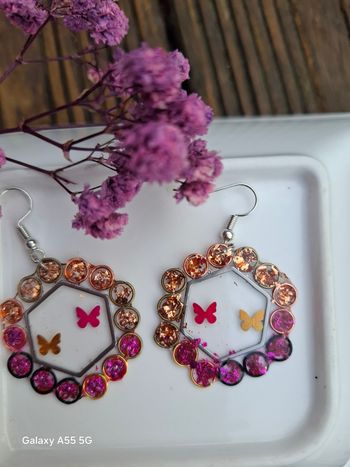 🦋 Boucles d’oreilles papillons multicolores – Résine géométrique pailletée effet bijou unique