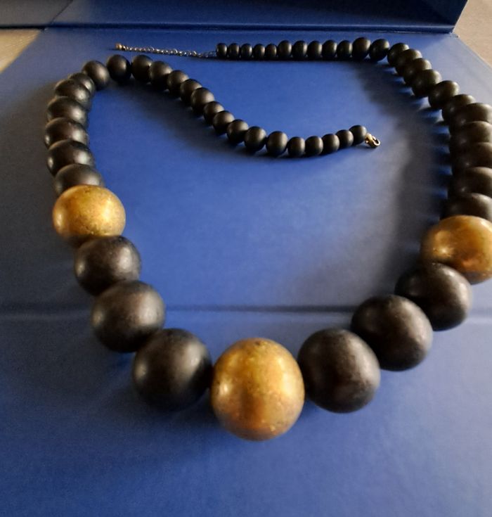 Collier fantaisie long NEUF avec boules noires et dorées - photo numéro 4