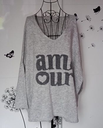 Pull large de couleur gris clair. Taille unique 44/50