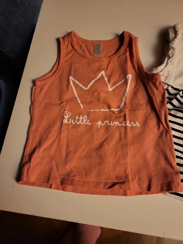 Lot deux tee shirt sans manche 24 mois - photo numéro 3