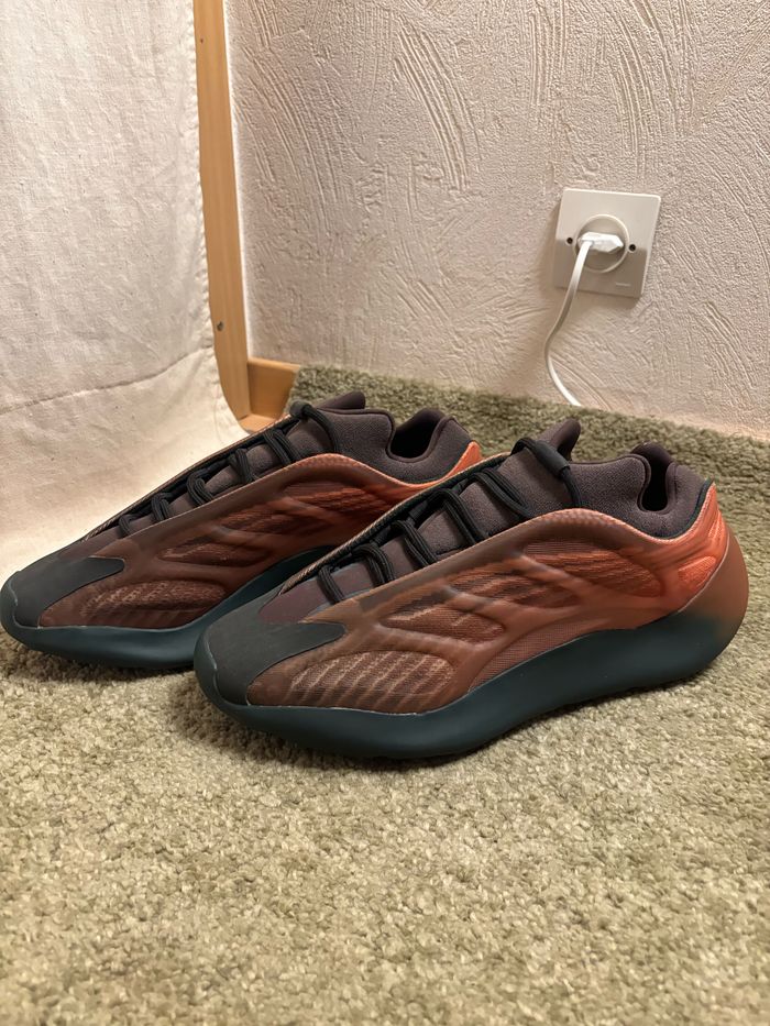 Yeezy 700 V3 Copper Fade - Taille 46 - photo numéro 2