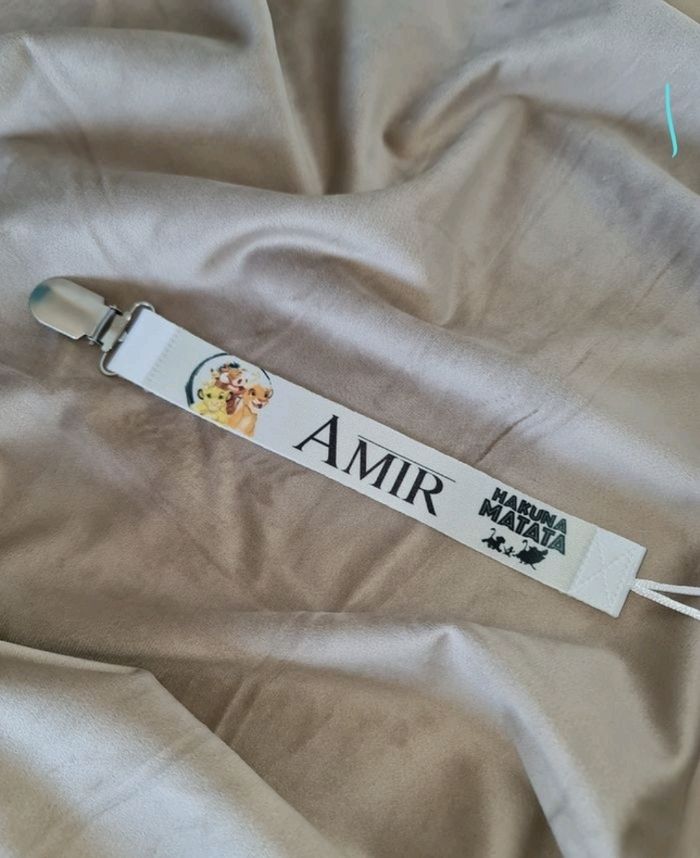 Attache Tétine Personnalisée En Silicone Modèle Fille Aux Normes