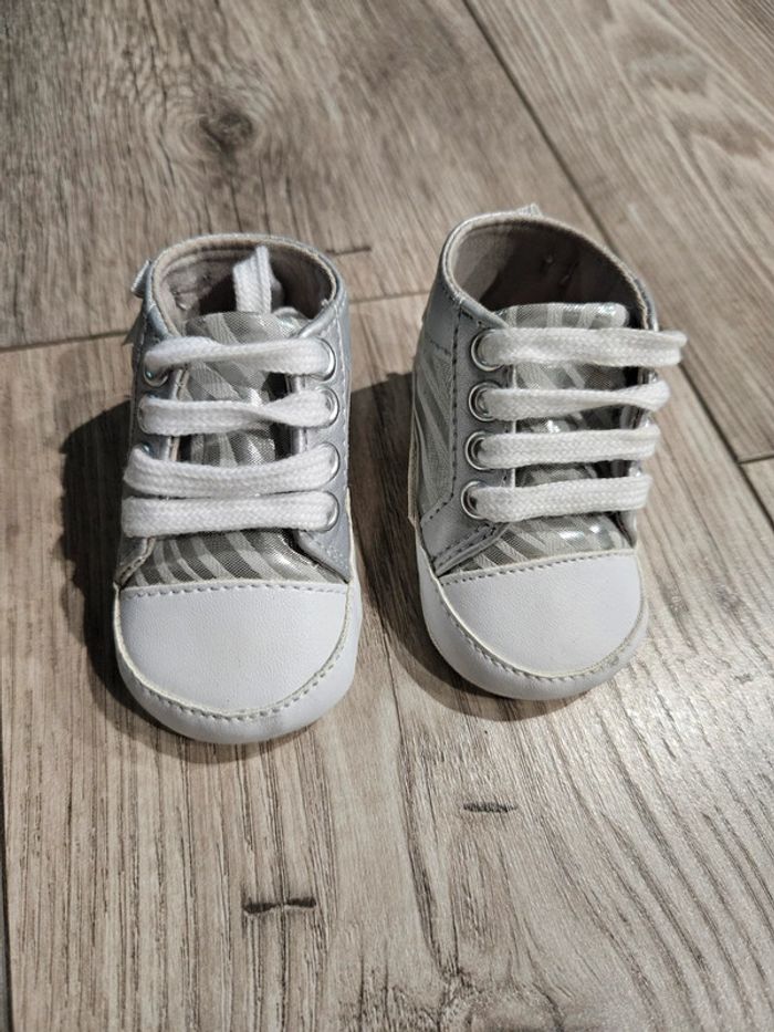 Chaussure bébé taille 17 - photo numéro 1