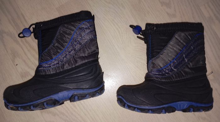 Bottes de ski après-ski bleu marine avec fermeture éclair sur le devant pour mieux les enfiler et lien de serrage 
P. 25-26 - photo numéro 3