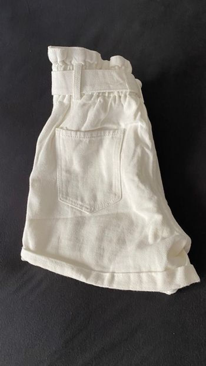 short  blanc neuf taille haute avec ceinture à nouer - photo numéro 2