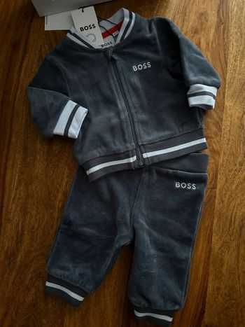 Tres bel ensemble Hugo Boss 1 mois neuf