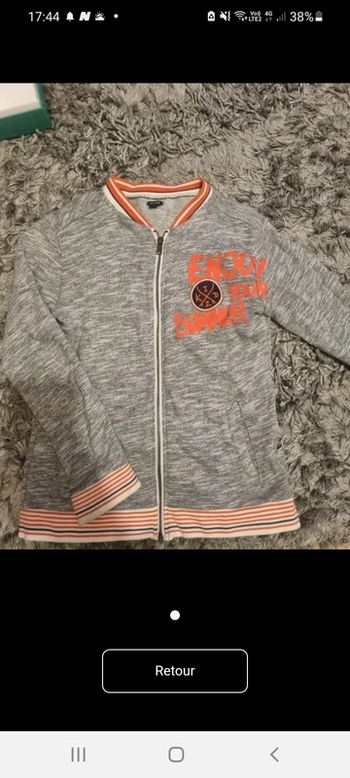 Veste grise et orange