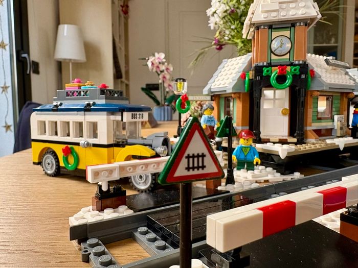 Lego 10259 - La gare du village d’hiver - photo numéro 8