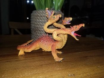 Figurine dragon à 4 têtes