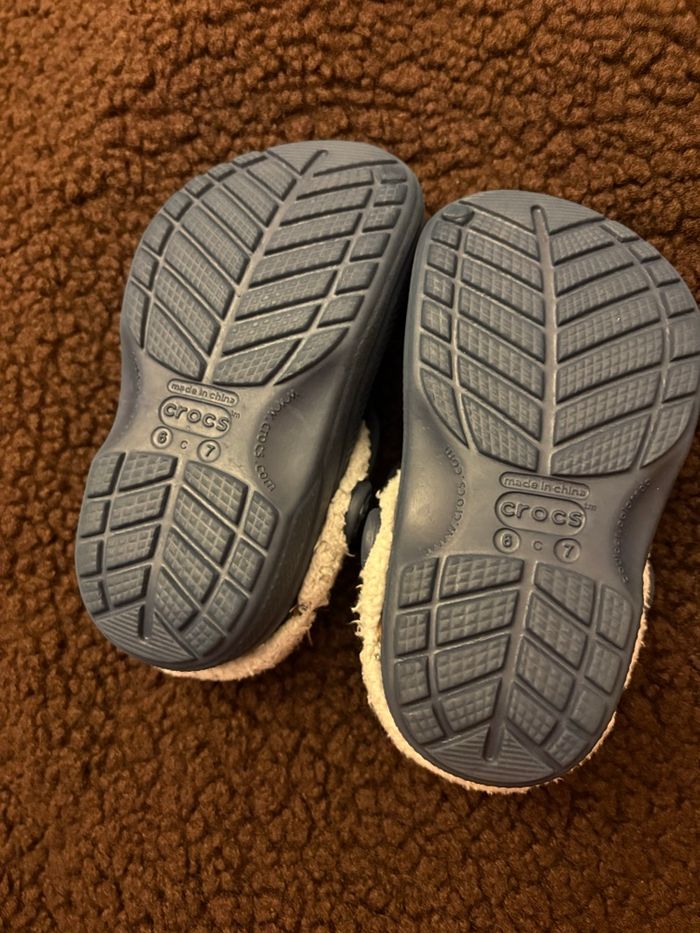 Chaussons fourrés crocs - Taille 22/23 (6/7) - photo numéro 2