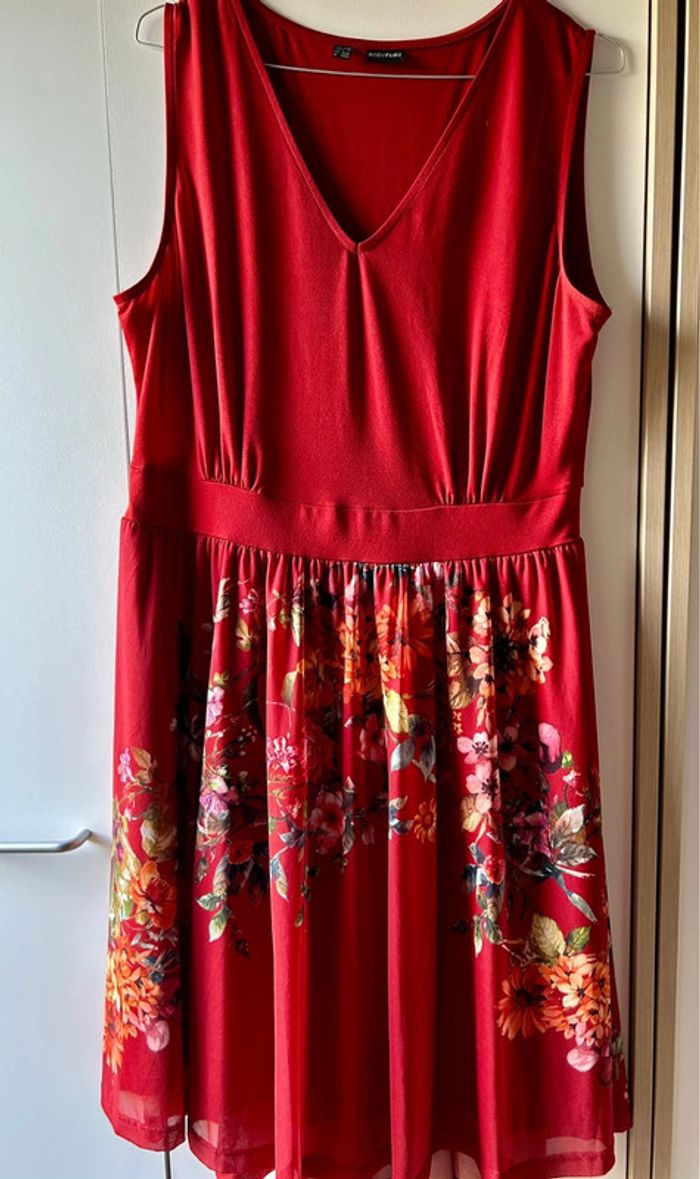 Robe rouge fleurie - photo numéro 2