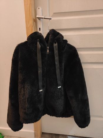 Veste fourrure noire a capuche