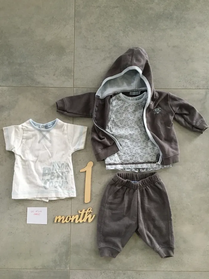 Ensemble jogging + 2 t-shirts  1 mois
