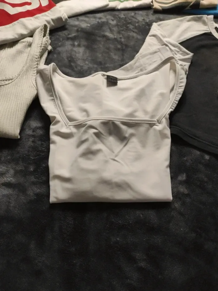Lot 10 t-shirts et 1 pull fille Taille S divers marques - photo numéro 7