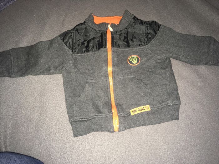 Gilet gris et orange « pik ouic » 9 mois