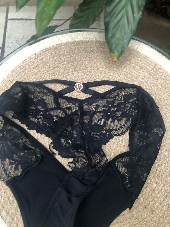 string noir dentelle et bijoux 36 - photo numéro 4