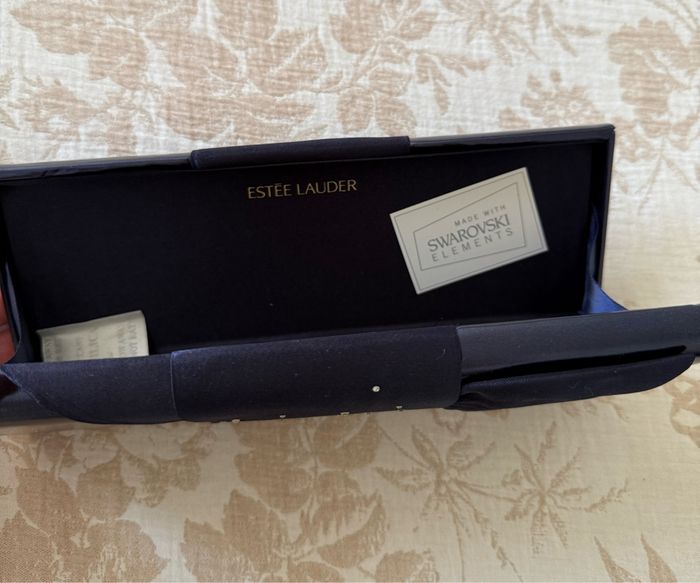 Très jolie pochette Estée Lauder avec cristaux Swarovski - photo numéro 3