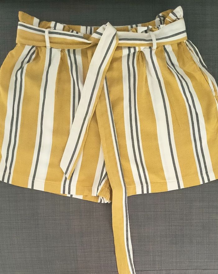 Short taille haute à rayures à nouer