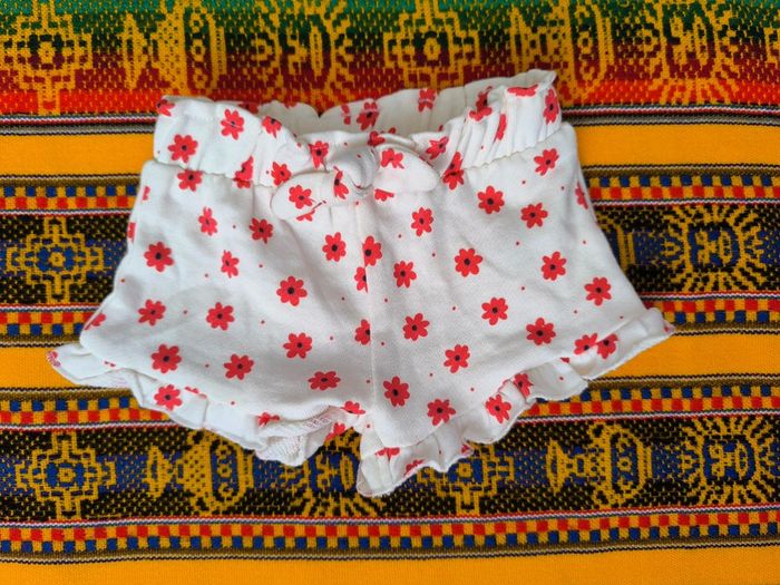Short a fleurs rouges kiabi / blanc / taille 1 mois 54 cm