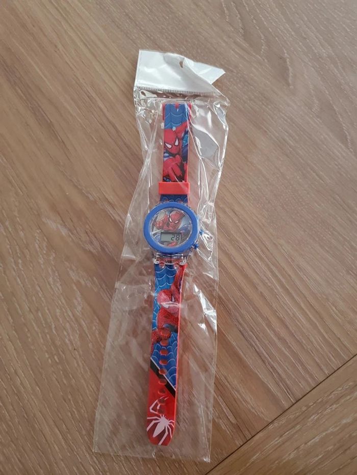 Montre enfant Spiderman toute neuve - photo numéro 2