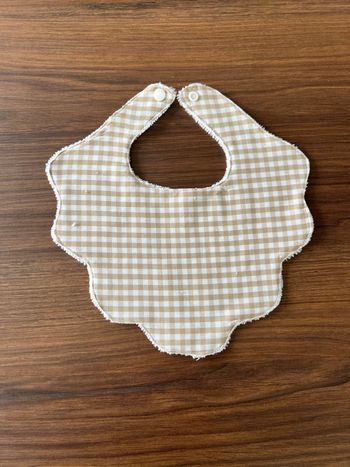 Bavoir motif vichy beige 