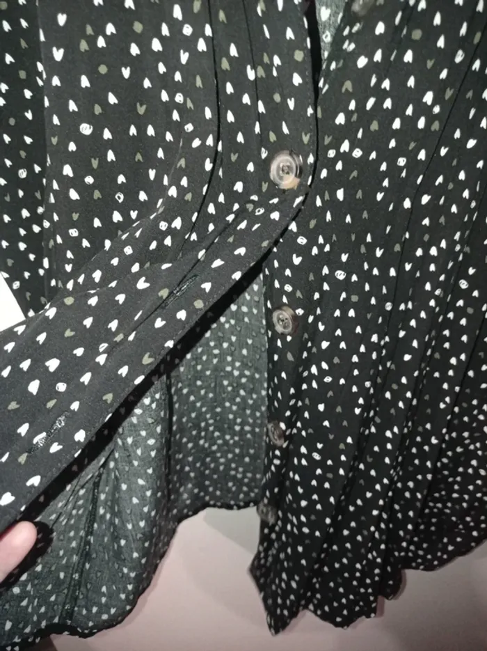 Chemise manches courtes noir avec motifs coeurs - photo numéro 4