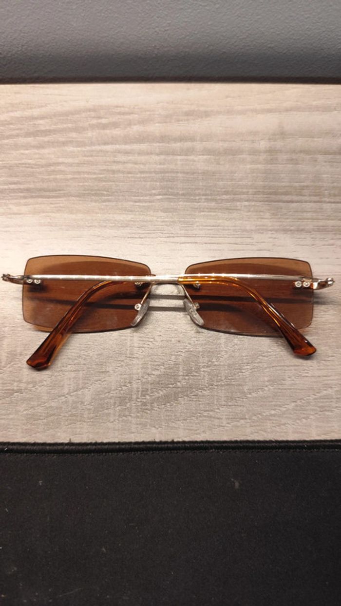 Lot lunettes soleil Bershka + étui en tissu - photo numéro 3