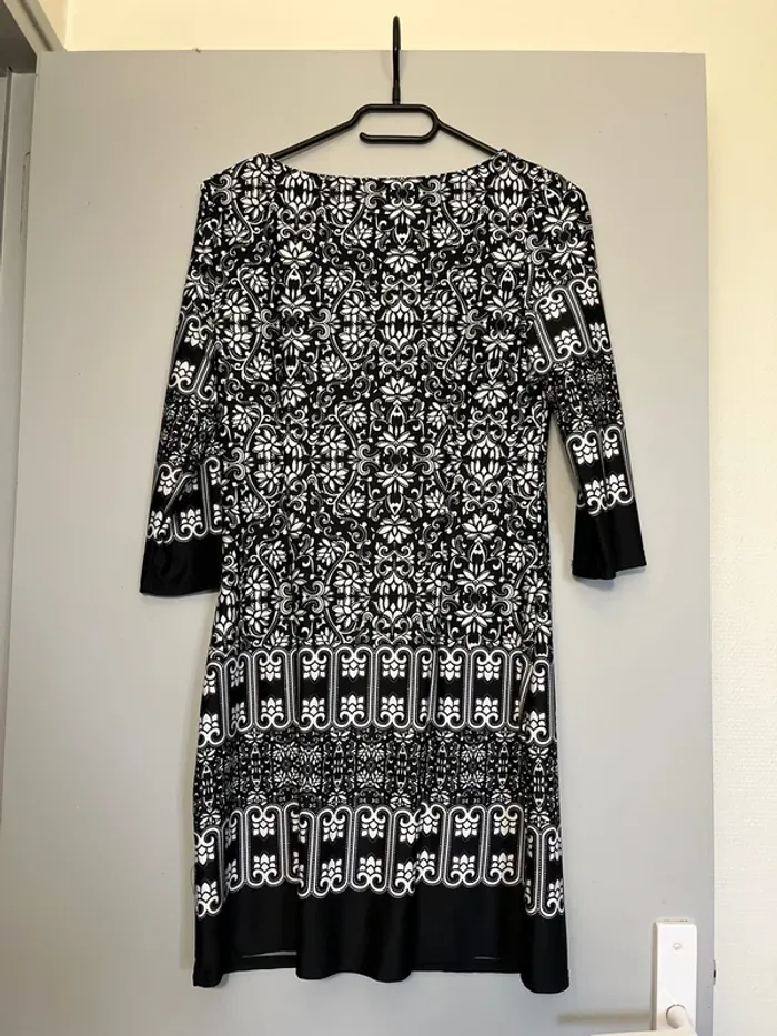 Robe noire et blanche - photo numéro 5