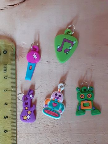 Lot de charms colorés musique robot