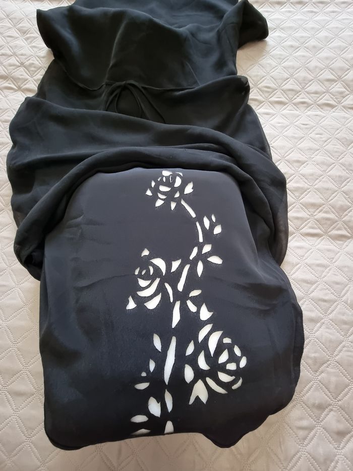 Jolie robe noire de fêtes polyamide noir, doublée entièrement  t40, avec jolie découpe au niveau de la doublure sur la jambe. - photo numéro 4