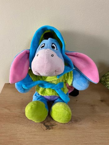 Doudou peluche âne bourriquet robe de chambre vert bleu Disney nicotoy