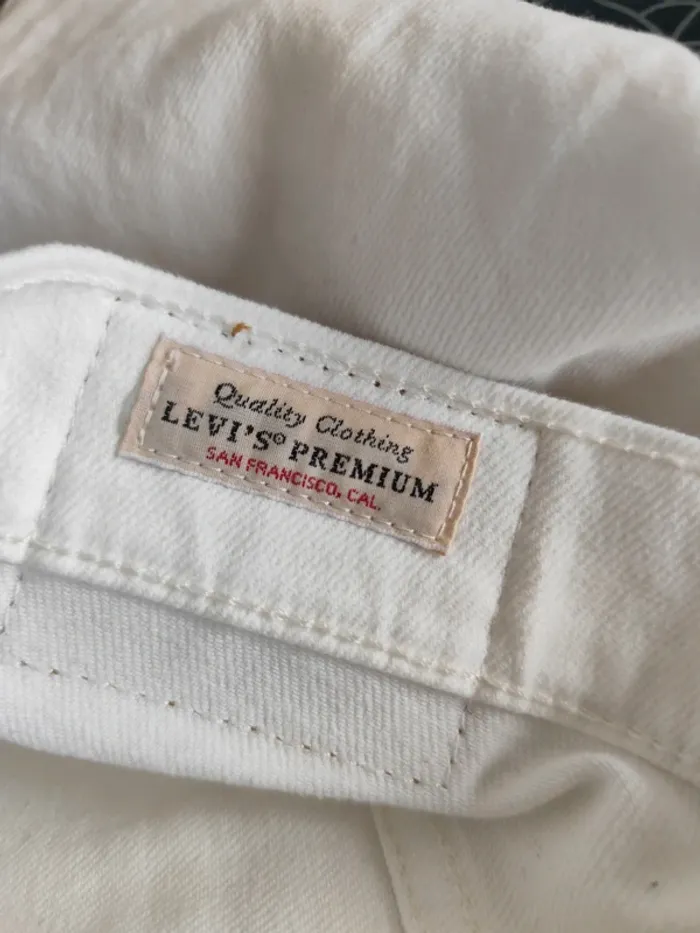 Superbe Jean Levi's blanc modèle 724 taille haute coupe droite neuf - photo numéro 10