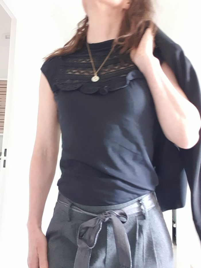 Haut Tee-shirt blouse dentelle noir taille S ou 36 Stradivarius