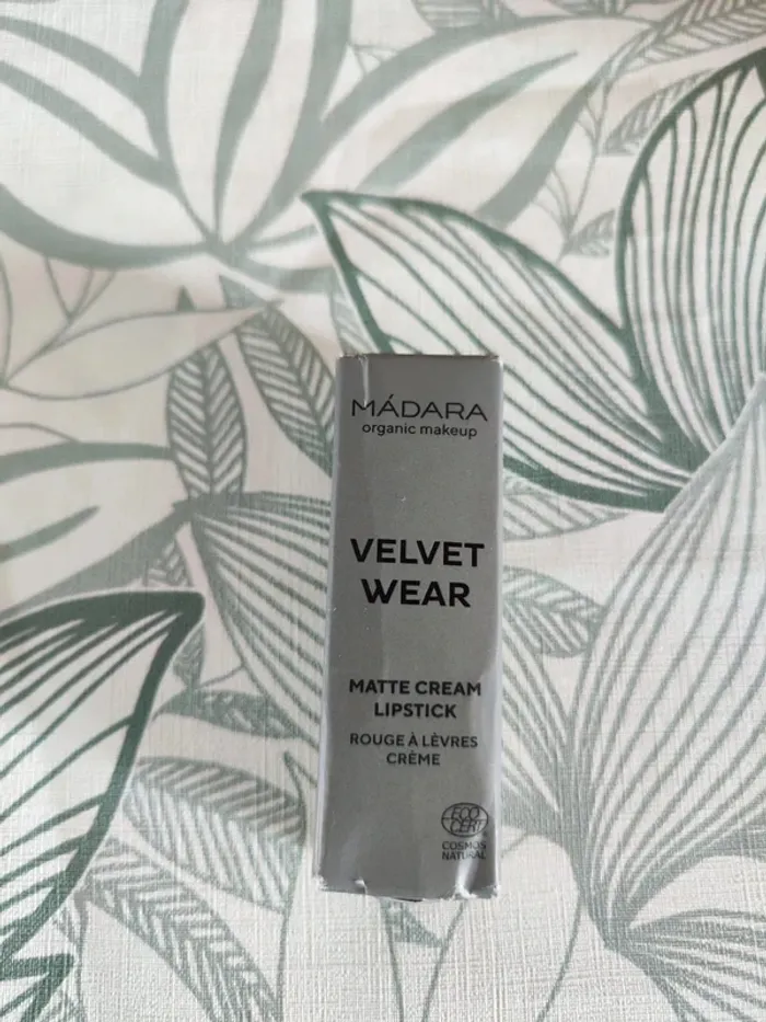 Madara rouge à lèvres crème dark nude 35 3,8g  à utiliser 6 mois après ouverture