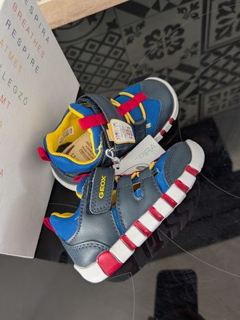 Sandales mi fermées idéal premier pas garçon. Très souples. Taille 22. Neuf. Geox