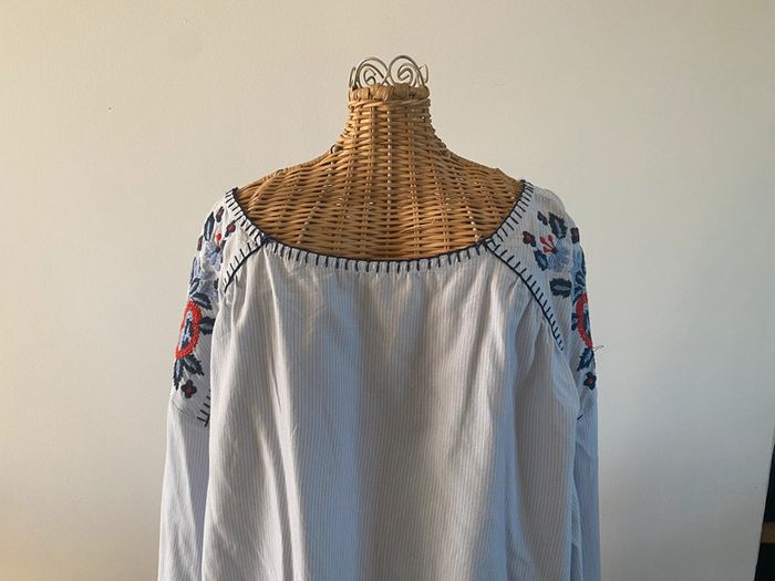 Blouse H&M bleue à rayures avec broderies fleurs taille 36 / 38 - photo numéro 3