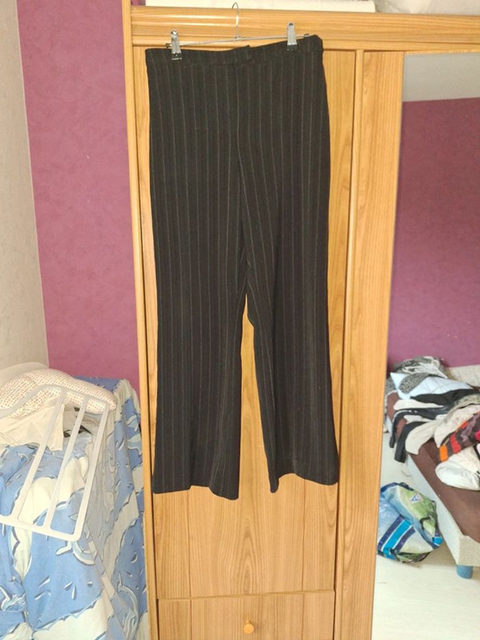 Pantalon noir fines rayures blanches