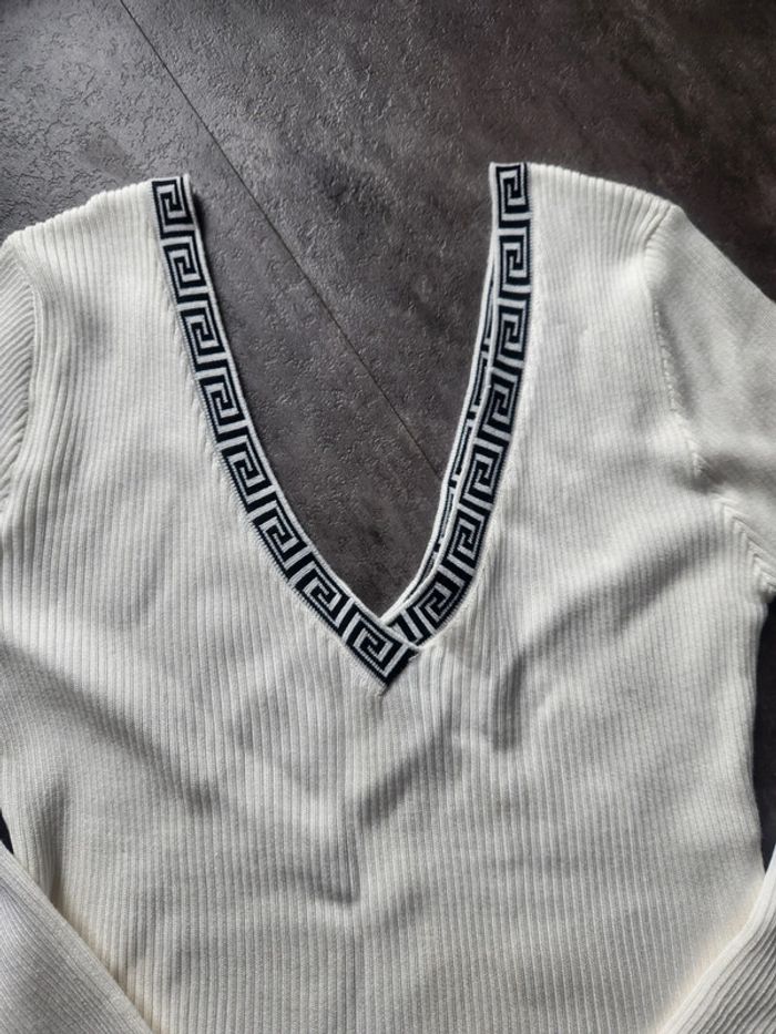 Pull blanc en V - photo numéro 3