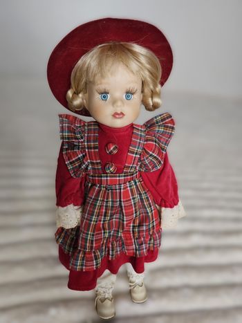 🔴 Poupée 7 – Poupée de collection 37 cm – Tête en porcelaine – Style écossais tartan