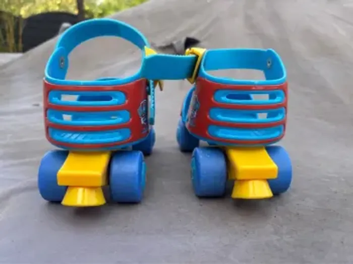 Paire de patins à roulettes + genouillères et coudières bon état - photo numéro 4