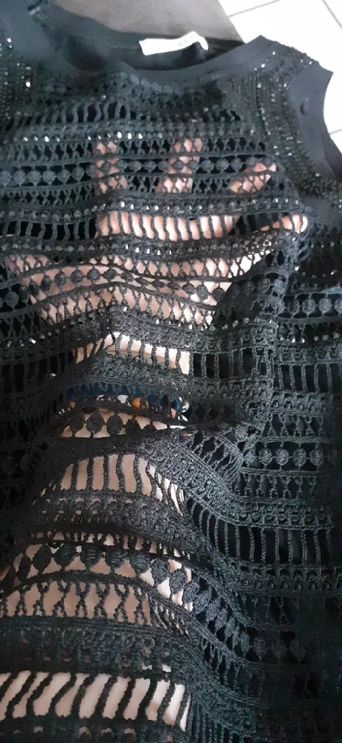 Joli haut noir avec dentelle et strass noir. - photo numéro 13