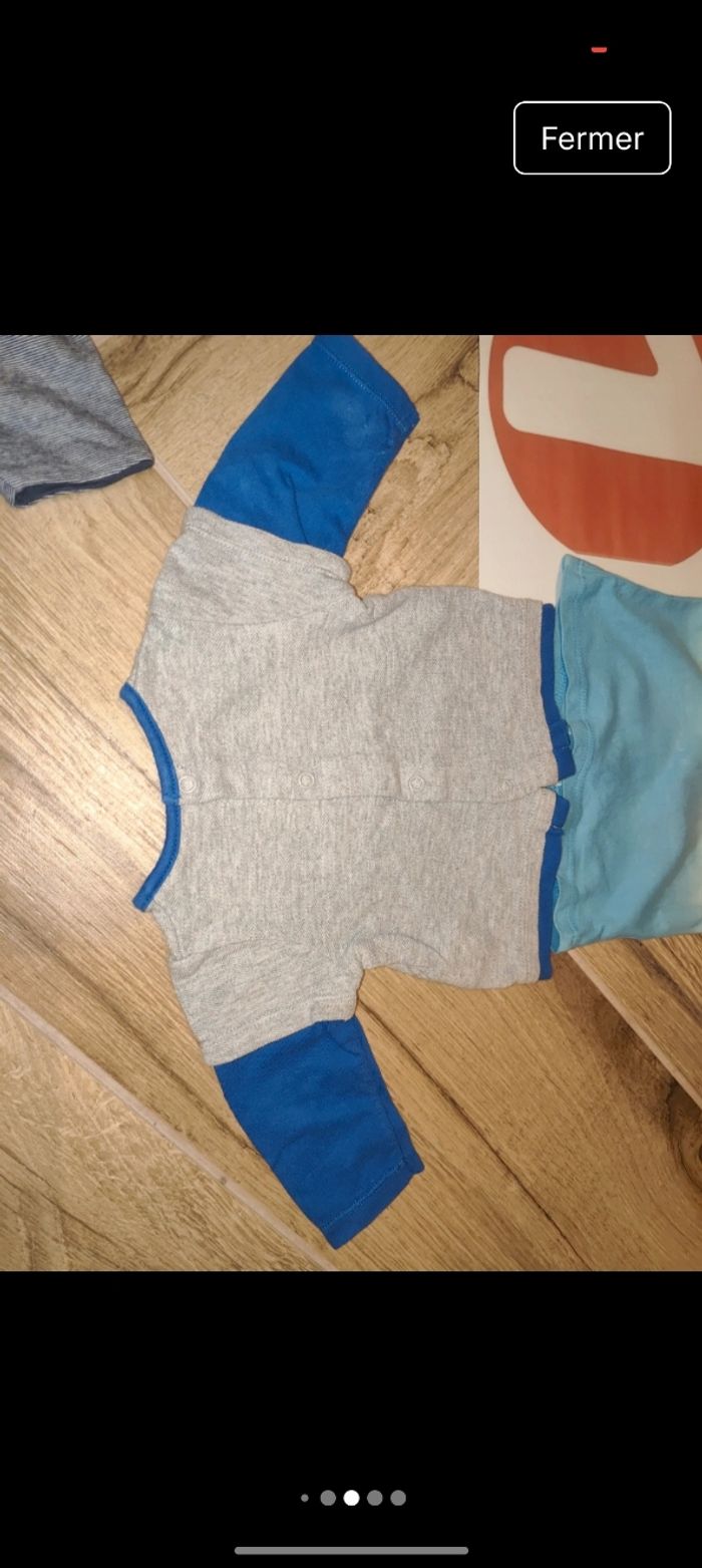 Lot ensemble 
1 salopette Obaibi 
1 t-shirt réversible Obaibi 
1 t-shirt manches courtes Kiabi 
1 t-shirt manches longues dino orchestra 
Taille 1 mois 53-56 cm - photo numéro 7