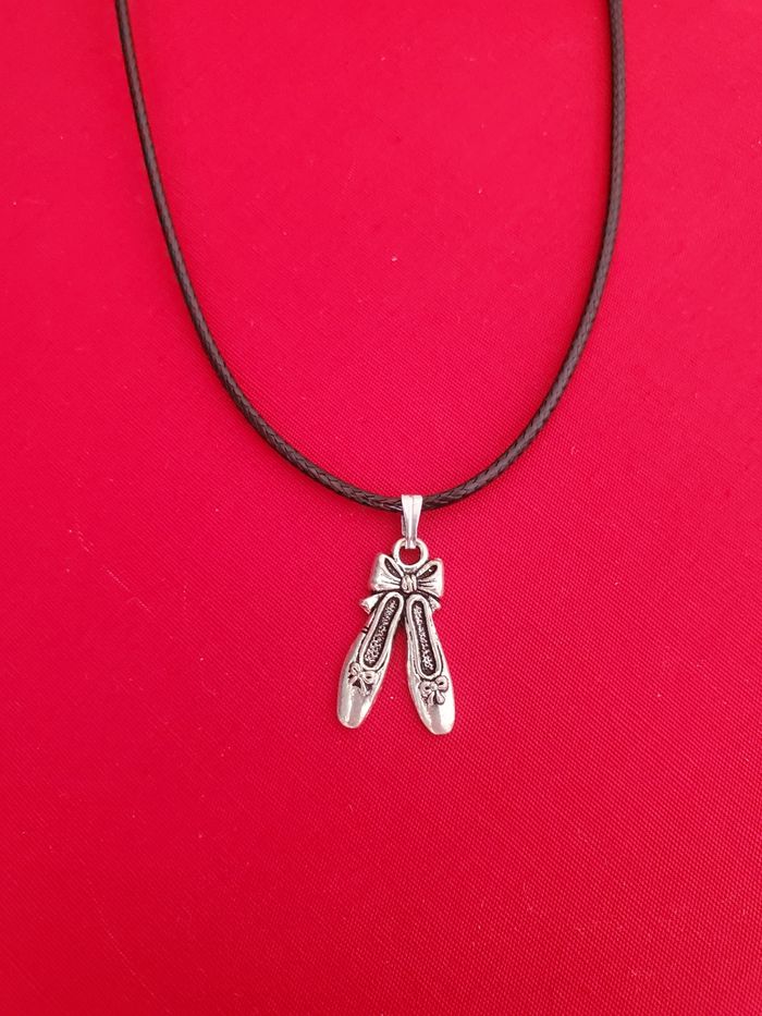 Collier cordon noir réglable chausson de danse ballet