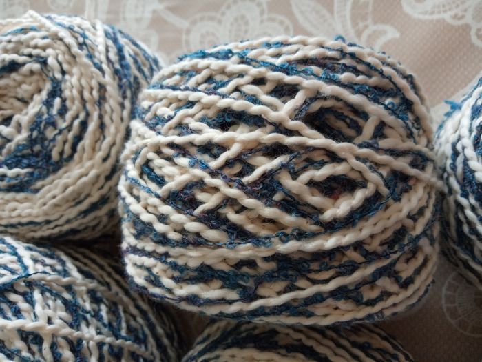 Lot de 7 Pelotes Fantaisies effet Bouclettes Blanc et Tons Bleus (700g) - photo numéro 3