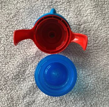 Tasse Philips Avent bleue et rouge.