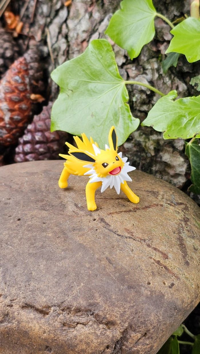 Super figurine Pokemon Nintendo scale world voltali