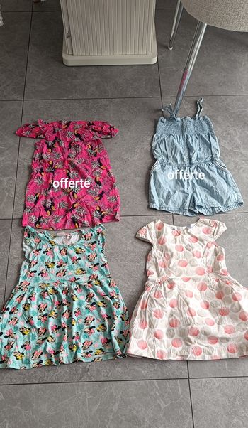 Robe a  été fille de  5-6 ans  (2 + 2 offertes )