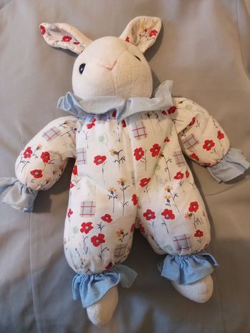 Doudou peluche lapin blanc bleu clair  imprimé fleurs rouges coquelicots fleuri floral tissu vers 1997  vintage Minouche 
