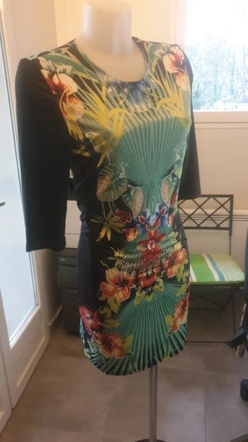 Robe fond noir taille 40