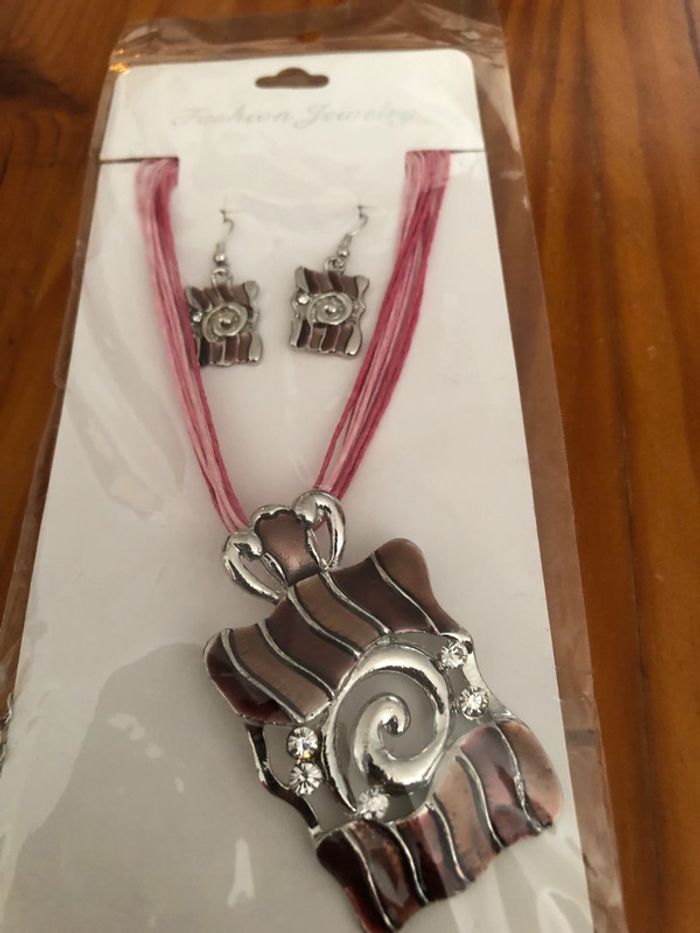Parure fantaisie collier et boucles d'oreilles